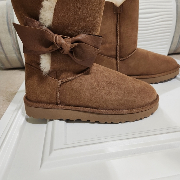 UGG leather bow on the size boots - Picture 7 of 8